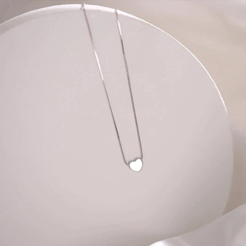 Silberne Herz-Halskette, minimalistisches Design, Damen-Schmuck, elegantes Accessoire.