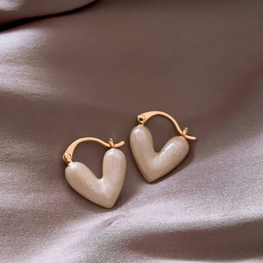 Herzförmige Ohrringe, weiß, koreanisches Design, leichte Luxusmode für Frauen.