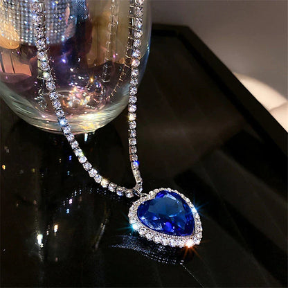 Herzförmiger blauer Kristallanhänger mit Strasssteinen, elegantes Schmuckstück, Damenhalskette.