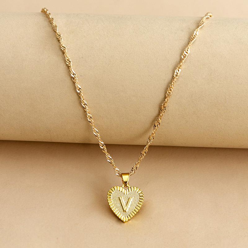 Goldene Herz-Halskette mit Buchstabenanhänger, elegantes Schmuckstück für Damen.