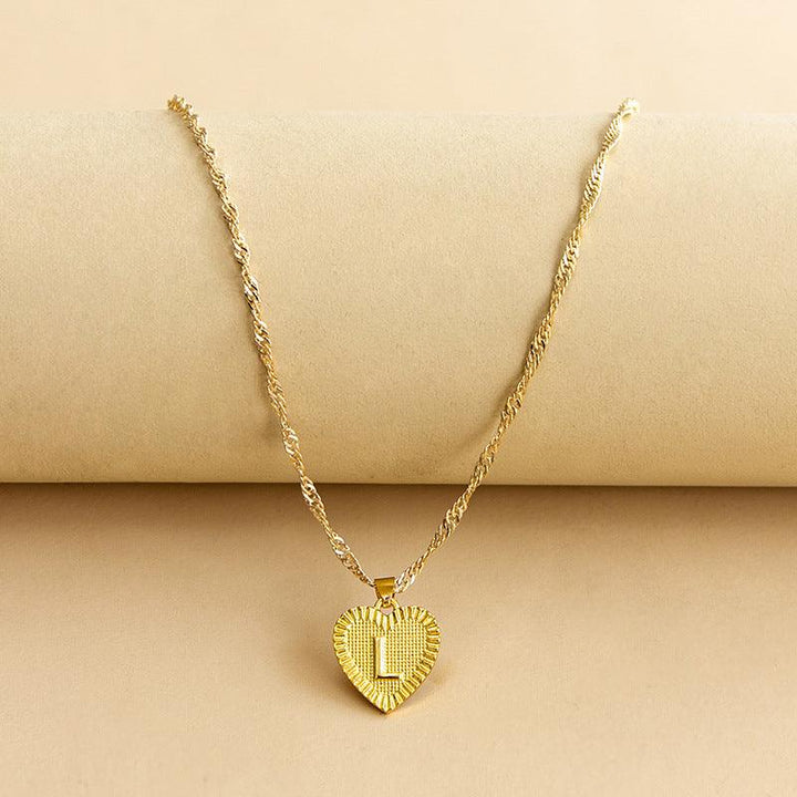 Goldene Herz-Halskette mit Buchstabenanhänger, elegantes Schmuckstück, Geschenkidee.