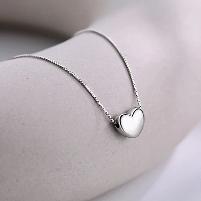 Silberne Herz-Halskette, minimalistisches Design, eleganter Schmuck für Damen, Geschenkidee.