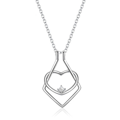Silberne Herz-Halskette mit Diamantanhänger, elegantes Schmuckdesign, Damenaccessoire.