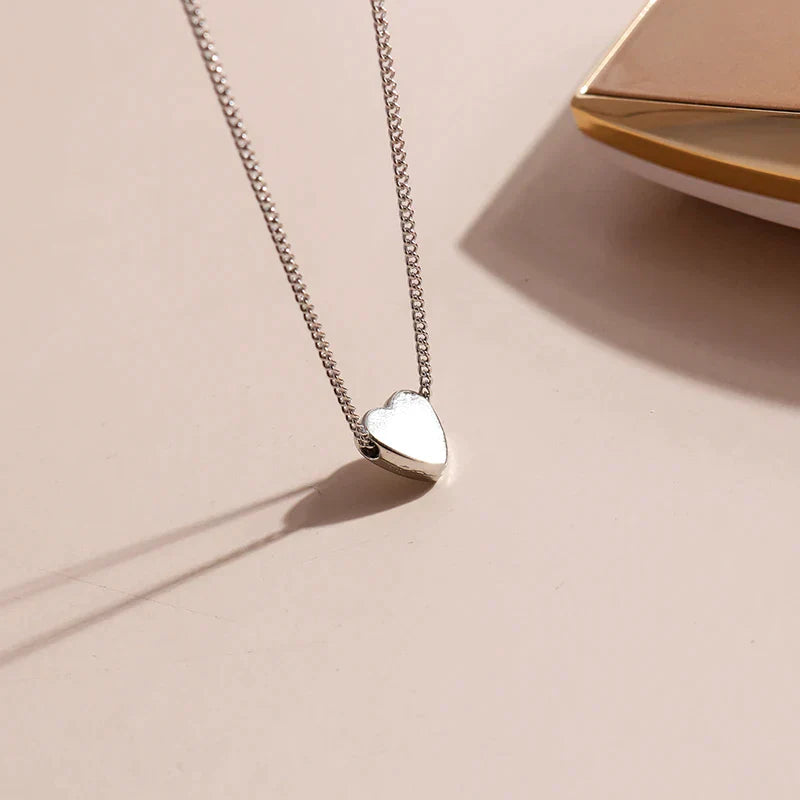 Silberne Herz-Halskette, minimalistisches Design, Damen-Schmuck, elegantes Accessoire.