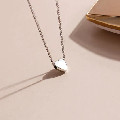 Silberne Herz-Halskette, minimalistisches Design, Damen-Schmuck, elegantes Accessoire.