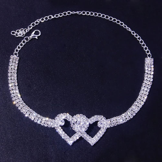 Silberne Halskette mit Herzanhänger, funkelnde Strasssteine, eleganter Schmuck für Damen.