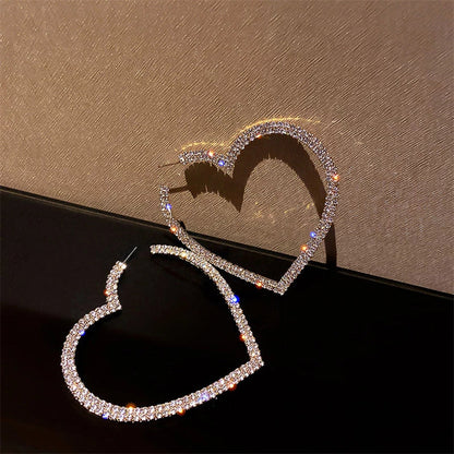 Herzförmige Ohrringe mit Strasssteinen, funkelnd, modisch, Schmuck für Damen, elegant.