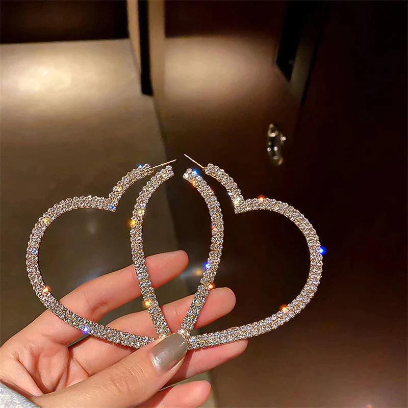 Herzförmige Ohrringe mit Strasssteinen, funkelnd, modisch, Damen-Schmuck, elegant.
