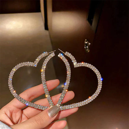Herzförmige Ohrringe mit Strasssteinen, funkelnd, modisch, Damen-Schmuck, elegant.