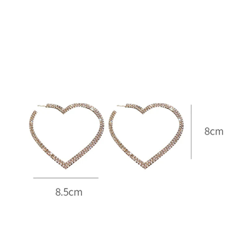 Herzförmige Ohrringe, goldfarben, 8,5 cm, Strasssteine, Modeschmuck, Damenaccessoire.
