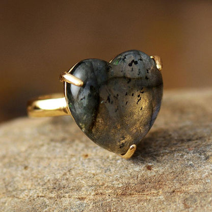 Herzförmiger Labradorit-Ring, goldfarben, verstellbar, ideal für Partys und Hochzeiten.