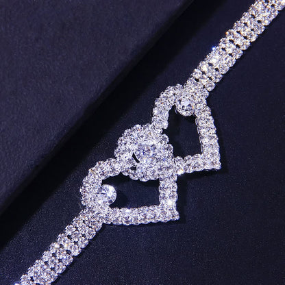 Silbernes Herzarmband mit Strasssteinen, funkelnd, elegantes Schmuckstück, Geschenkidee.