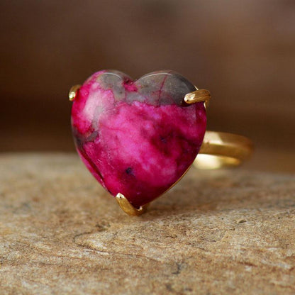 Herzförmiger Ring mit rosa Edelstein, goldene Fassung, verstellbar, Schmuck für Partys.