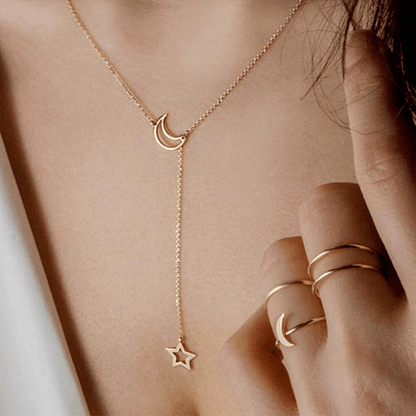 Goldene Halskette mit Mond- und Sternanhänger, Damen-Schmuck, elegantes Design.
