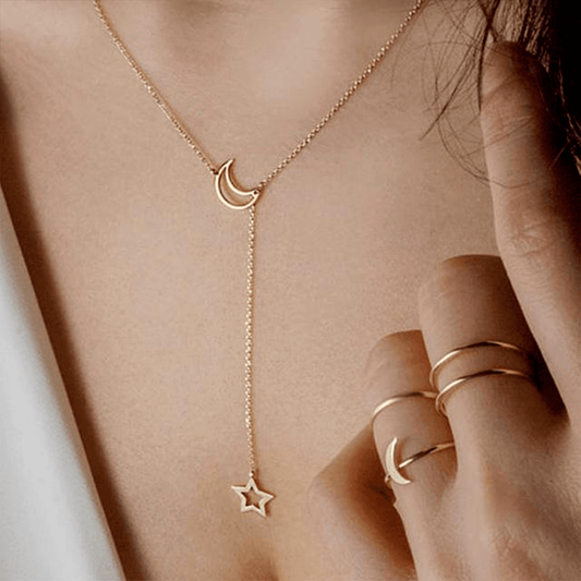 Goldene Halskette mit Mond- und Sternanhänger, Damen-Schmuck, elegantes Design.