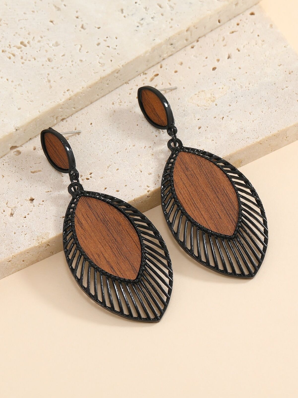 Holz-Ohrringe mit schwarzem Metallrahmen, oval, modisch, Damen-Schmuck, elegant.