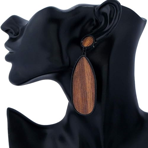 Holzohrring an schwarzem Mannequin, oval, modern, elegant, Modeschmuck, Damenaccessoire.