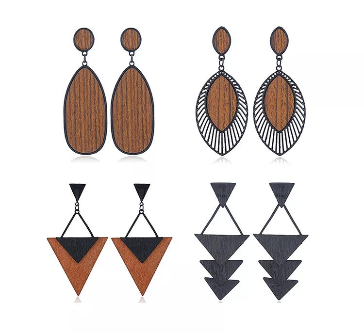 Vier Paar geometrische Ohrringe aus Holz und Metall in Braun und Schwarz, modisches Accessoire.