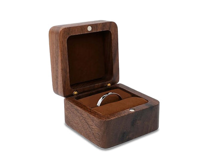Holz-Ringbox mit offenem Deckel, braun, für Verlobungsring, Schmuckaufbewahrung, elegant.