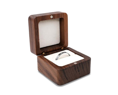 Holzringbox mit silbernem Ring, elegantes Design, Schmuckaufbewahrung, Geschenkverpackung.