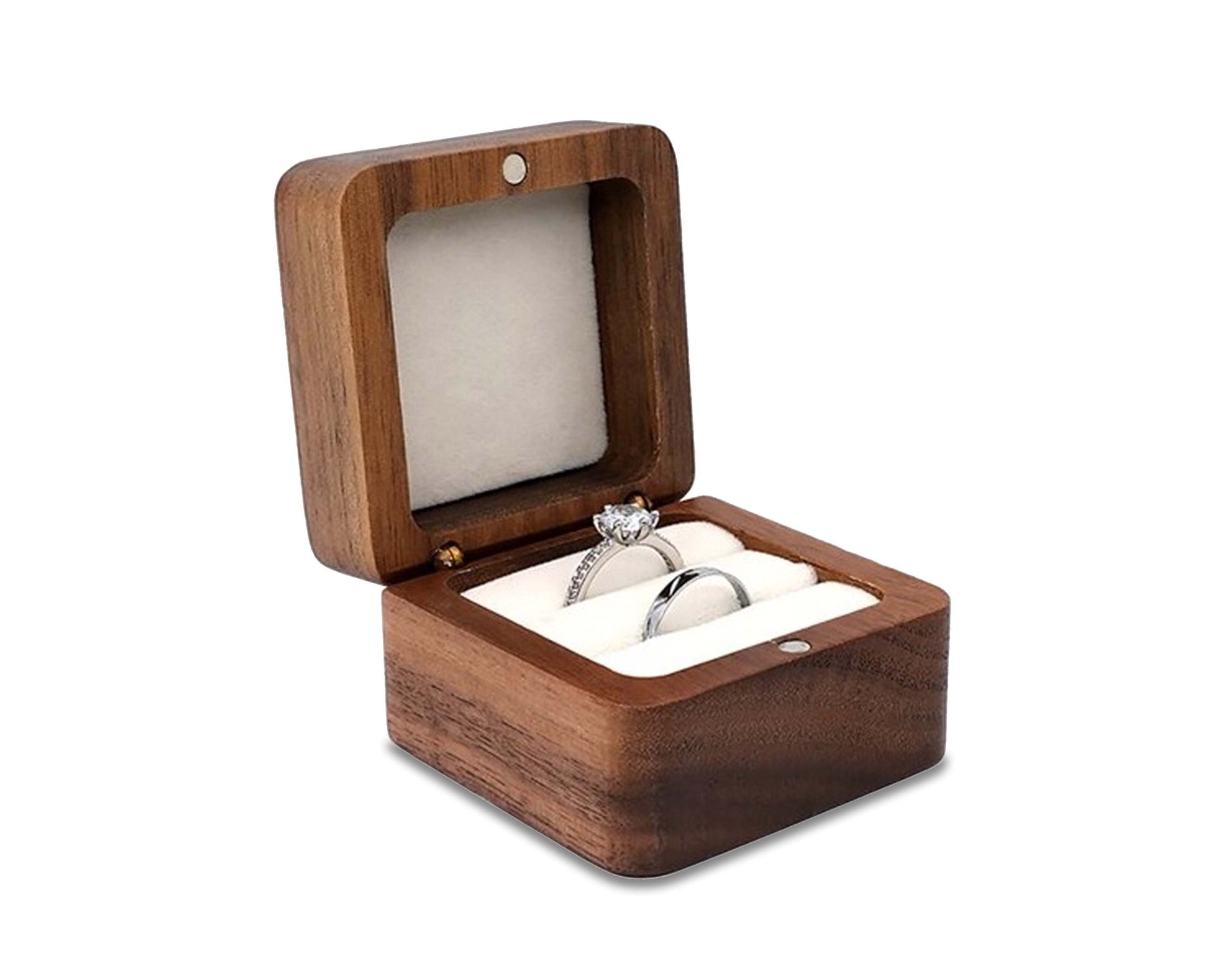 Offene Holz-Ringbox mit Verlobungsring und Ehering, elegantes Design, Schmuckaufbewahrung.