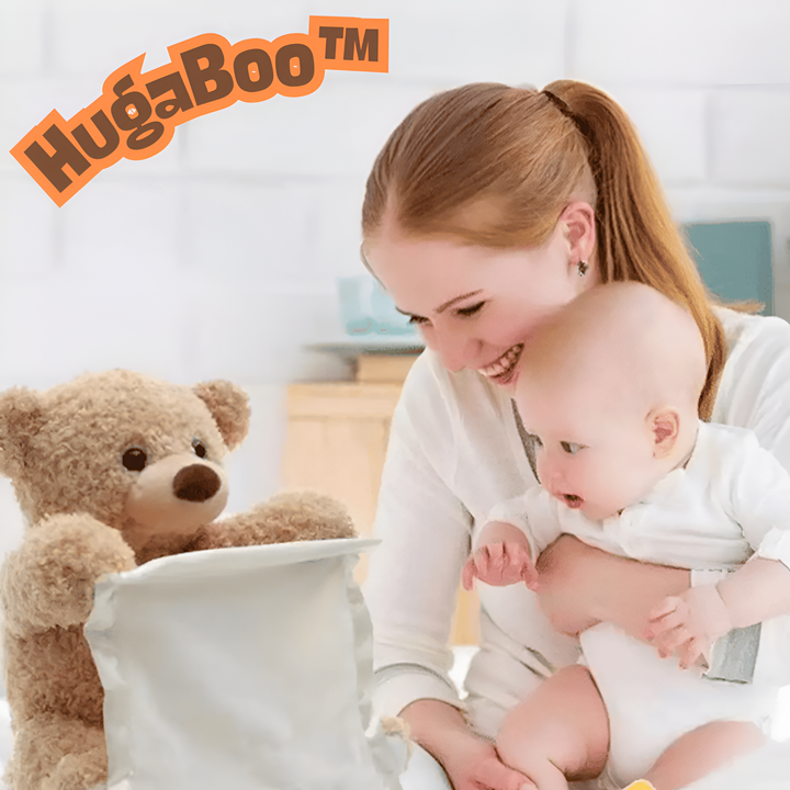 En kvinde med en baby i favnen smiler til plysbjørnen, der kigger frem bag et lyst stofstykke. 6