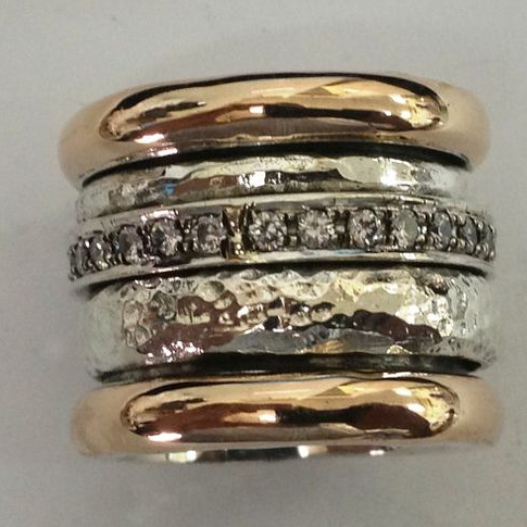 Breiter Damenring aus Silber und Gold mit Diamanten, gehämmert, elegantes Schmuckdesign.