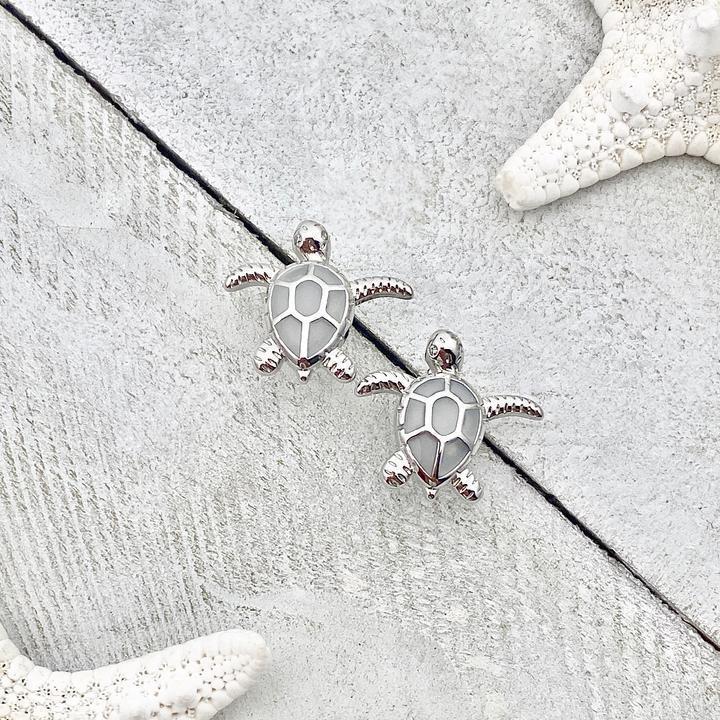 Silberne Schildkröten-Ohrringe auf Holz, maritimes Design, Schmuck, Geschenkidee, Stranddeko.