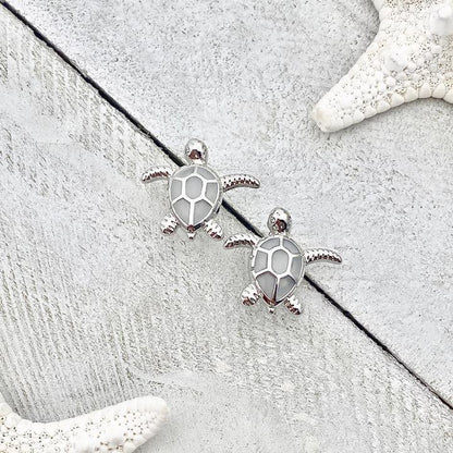 Silberne Schildkröten-Ohrringe auf Holz, maritimes Design, Schmuck, Geschenkidee, Stranddeko.