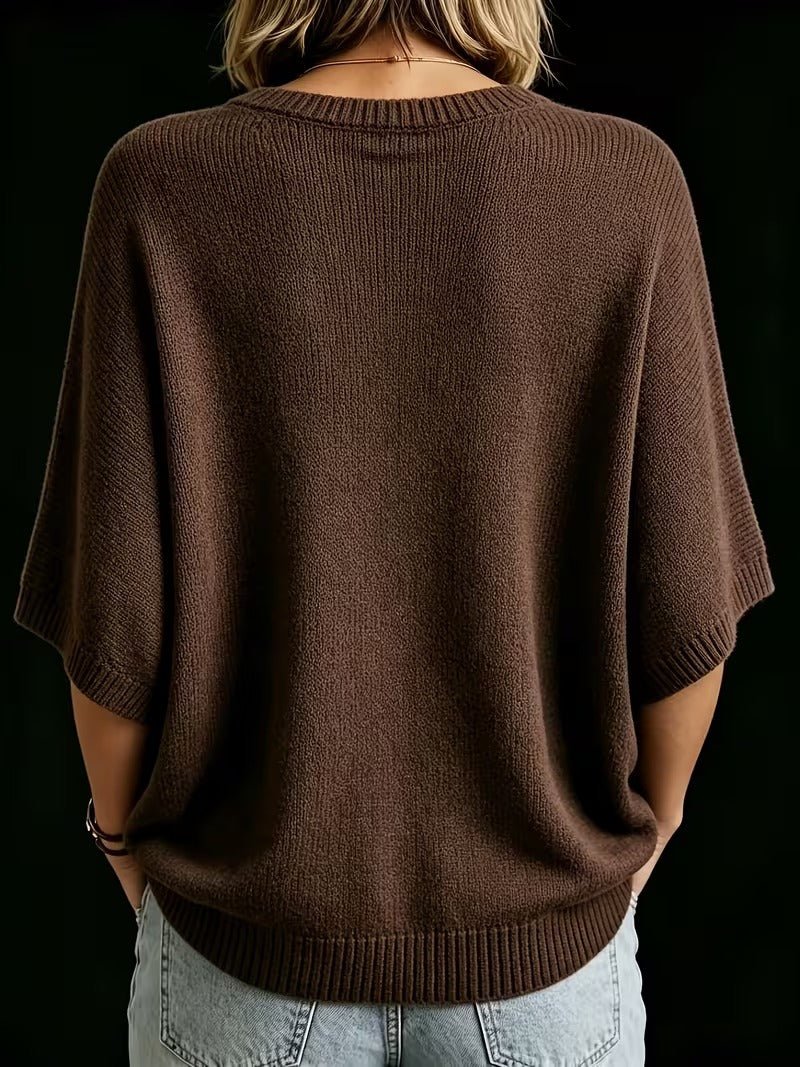 Brun strikbluse set bagfra på model med lyse jeans, med ribkanter ved halsudskæring, ærmer og linning. 21
