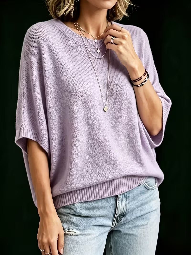 Lilla striktop på model set let fra siden, med den ene hånd ved halskæden og lyse jeans. 8