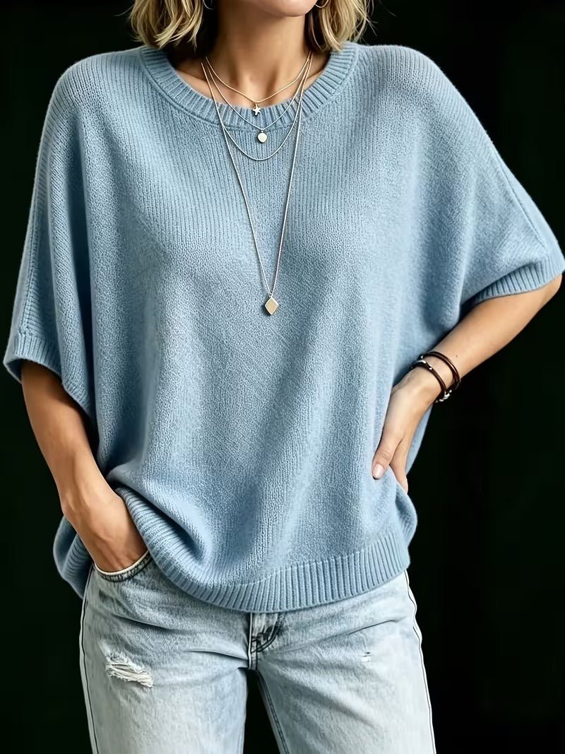 Lyseblå striktop på model med den ene hånd i jeanslommen og den anden på hoften, set forfra. 15