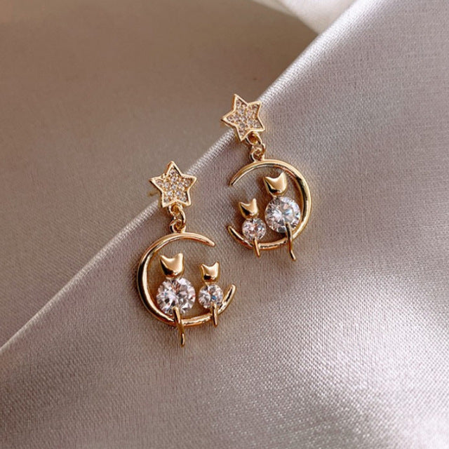 Goldene Katzen-Ohrringe mit Strass, Mond- und Stern-Design, modischer Schmuck für Damen.