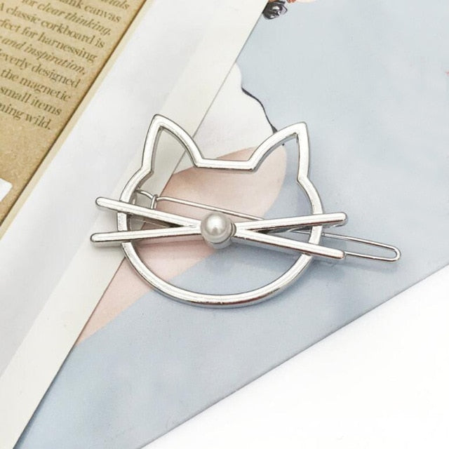 Silberne Katzen-Haarspange mit Perle, modisches Accessoire, elegantes Design.