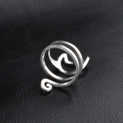 Silberner Katzenring, handgefertigt, kreatives Design, Damen-Schmuck, auf schwarzem Hintergrund.