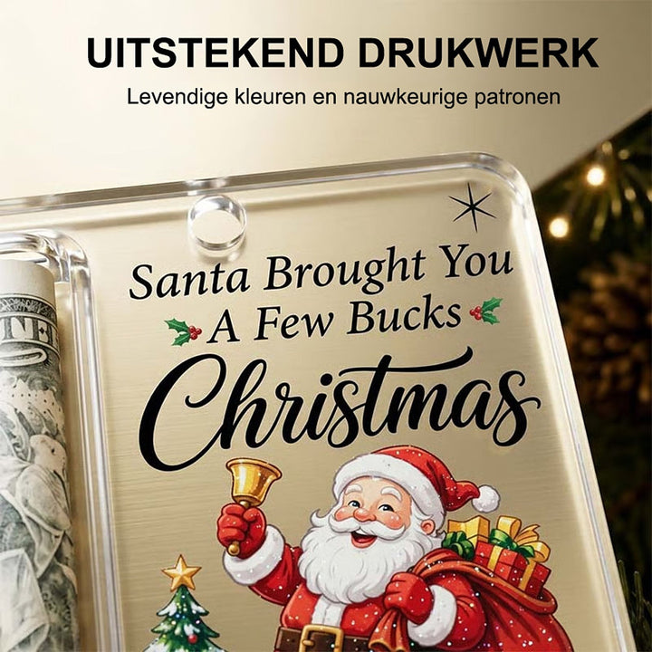 Nærbillede af akrylophængets trykte julemandsmotiv og den lille runde knop ved hængehullet, med den rullede seddel i lommen til venstre. 4