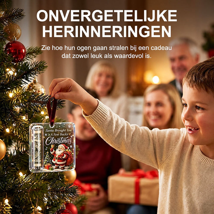 Smilende dreng hænger ophænget på en gren af det oplyste juletræ, mens familien kigger på i baggrunden. 5