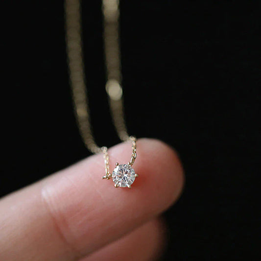Goldene Halskette mit rundem Diamantanhänger, eleganter Schmuck, Damenaccessoire.