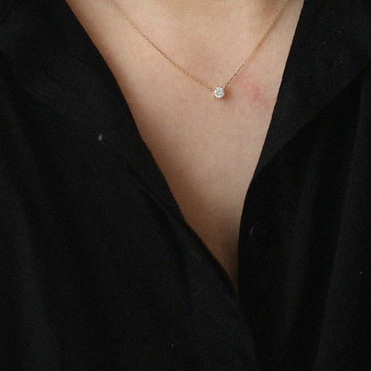 Goldene Halskette mit Diamantanhänger auf schwarzem Hintergrund, eleganter Schmuck für Damen.