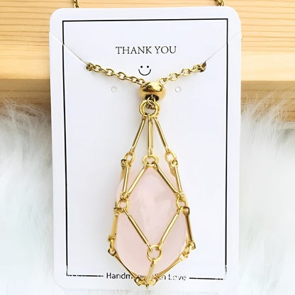 Goldene Halskette mit rosa Kristallanhänger, handgefertigt, Schmuck, Geschenkidee.