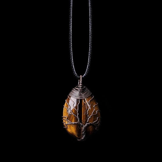 Tigerauge Tropfen Halskette, handgemacht, Boho-Stil, Silberdraht, schwarzer Hintergrund.