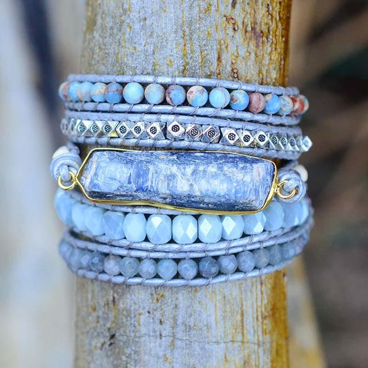 Handgemachtes Boho-Wickelarmband mit blauem Topas, Perlen und Leder, modisch und einzigartig.