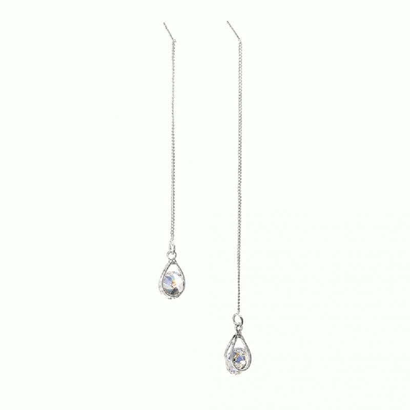 Silberne lange Tropfen-Strass-Ohrringe, unterschiedliche Längen, elegantes Schmuckdesign.