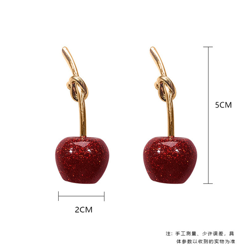 Goldene Ohrringe mit roten Kirsch-Anhängern, 5 cm lang, modisches Accessoire.