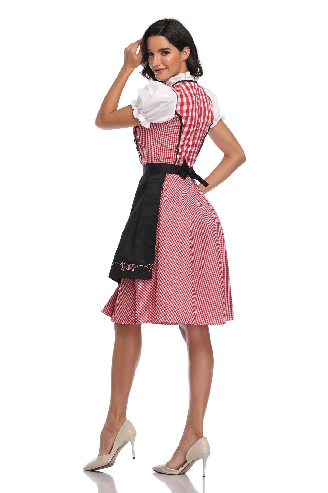 Dirndl i rødt tern set bagfra og fra siden, med sort forklæde, sløjfe i taljen og hvide pufærmer. 2