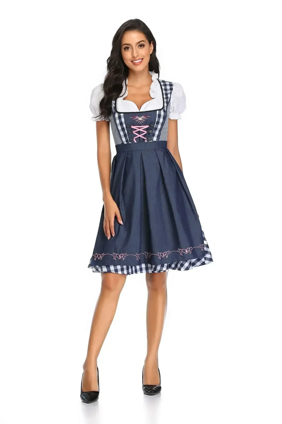 Model i blåternet dirndl med marineblåt forklæde, lyserød snøring og broderet kant, set forfra. 3