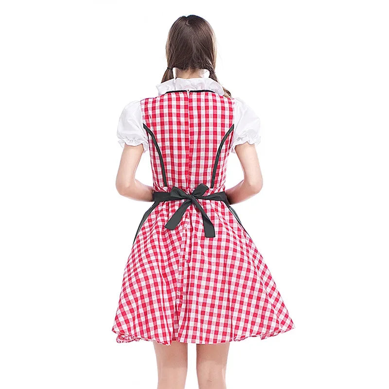 Ryggen af en rødternet dirndl med hvide pufærmer og mørk sløjfe, der binder forklædet i taljen. 4