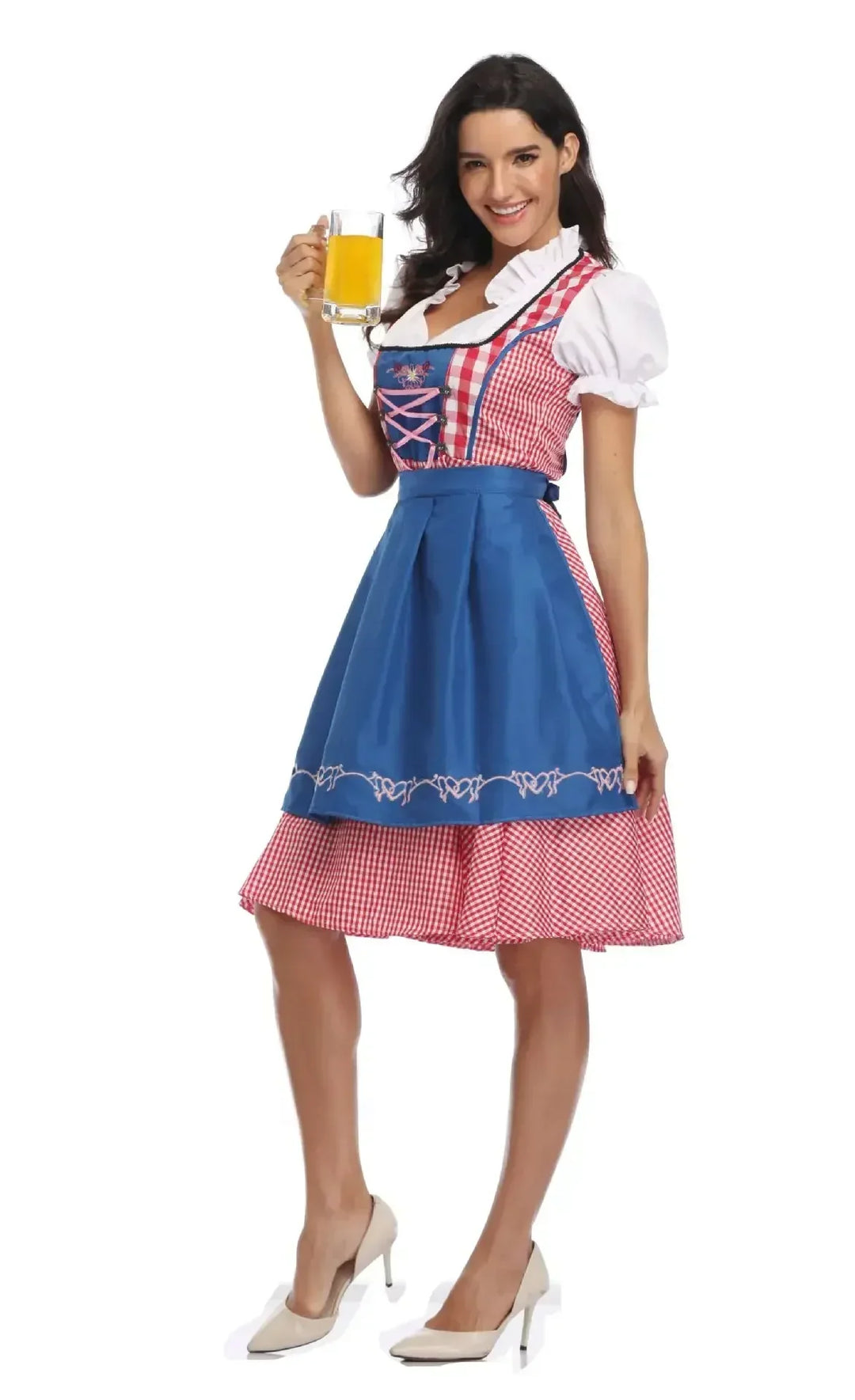 Model set fra siden i rødternet dirndl med blåt forklæde, lyserød snøring og et glas øl i hånden. 5