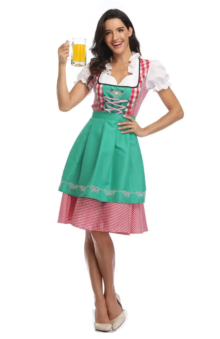 Model i rødternet dirndl med grønt forklæde og lyserød snøring, der holder et glas øl op. 8