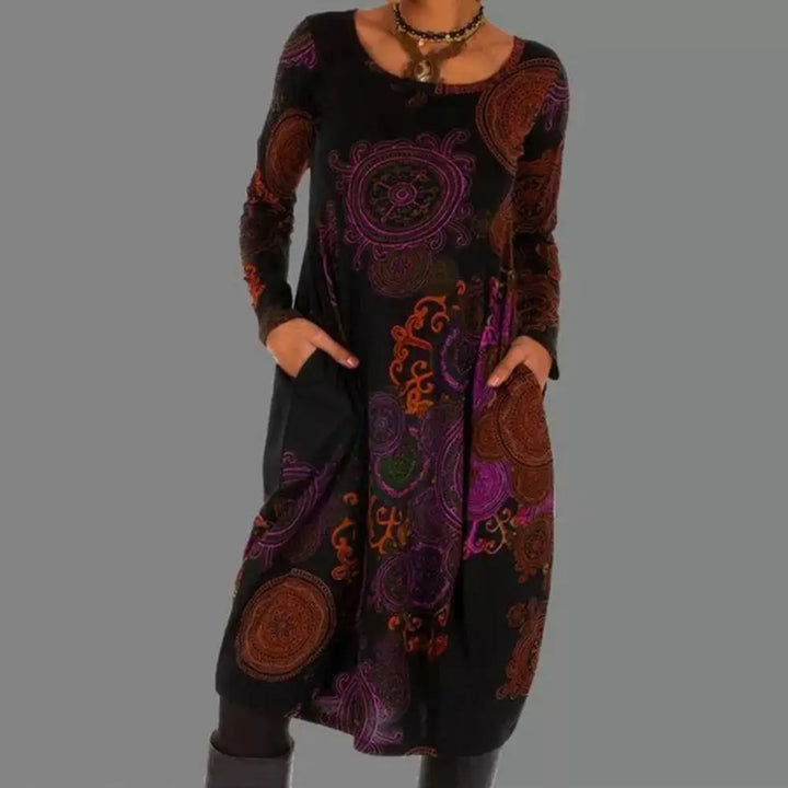Schwarzes Damenkleid mit buntem Mandala-Muster, langärmelig, knielang, Boho-Stil.